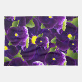Deep Paarse Pansy Clusters: majestueuze schoonheid Theedoek (Horizontaal)