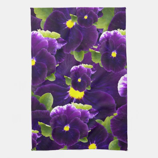 Deep Paarse Pansy Clusters: majestueuze schoonheid Theedoek (Verticaal)