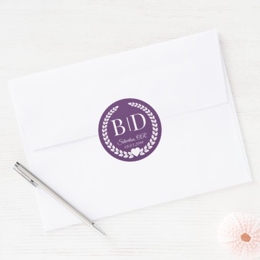 Deep Plum Bruid en Bruidegom Monogram Huwelijk Ronde Sticker (Envelop)