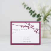 Deep Plum Wildflower Branch Wedding RSVP Kaartje (Staand voorkant)