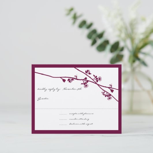 Deep Plum Wildflower Branch Wedding RSVP Kaartje (Staand voorkant)