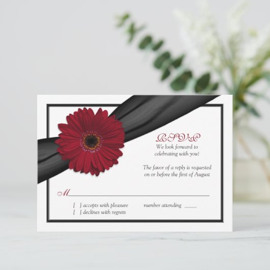 Deep Red Daisy Black Ribbon Wedding Reply Kaart (Staand voorkant)