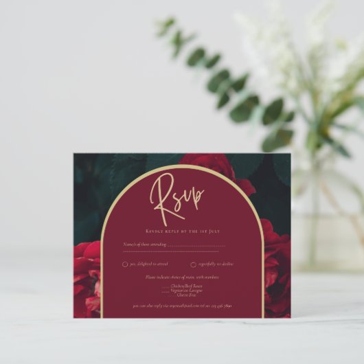 Deep Red Roses Forest Green Winter Wedding RSVP Briefkaart (Staand voorkant)