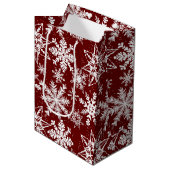 Deep Red Winter Wonderland Sneeuwvlokpatroon Medium Cadeauzakje (Voorkant Gekanteld)
