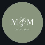 Deep Sage Green Monogram Wedding Envelope Seal Ronde Sticker<br><div class="desc">Voeg een vleugje sophisticatie en persoonlijke charme toe aan uw huwelijkscorrespondentie met onze Deep Sage Green Monogram Envelope Seals. Perfect voor een modern en elegant huwelijksthema,  deze zegels zorgen voor een verfijnde afwerking die uw uitnodigingen zal opvallen.</div>