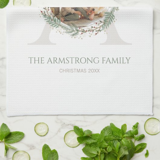 Deep Sage Wreath Monogram Home Accent Theedoek (Gevouwen)