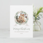 Deep Sage Wreath Monogram Photo Christmas Feestdagenkaart (Staand voorkant)