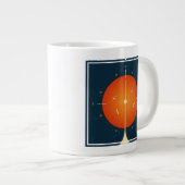 Deep Space Atomic Clock Poster, Oranje versie. Grote Koffiekop (Voorkant rechts)