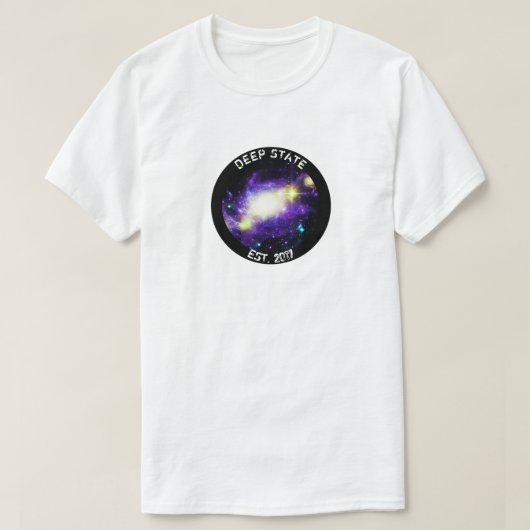 DEEP STATE EST. 2017 T-SHIRT (Design voorkant)