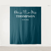 Deep Teal | Mr and Mrs Elegant Simple Backdrop Wandkleed (Voorkant)