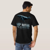 Deep Waters Whale Christian Comfort Verse T-shirt (Achterkant volledig)