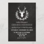 Deer Antlers Rustic Chalkboard Wedding Kaart<br><div class="desc">Een charmante trouwe trouwuitnodiging in een vorm van label met een achtergrond van een krijt. Op dit karton,  wordt een hertenkop,  met grote trotse geweien,  getrokken in een schop,  gecombineerd met esthetisch plezierige lettertypen in wit.</div>