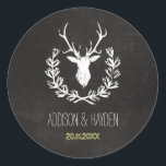 Deer Antlers | Rustisch Chalkboard-envelop Ronde Sticker<br><div class="desc">Kalkbordsticker met een hert dat zich in een baard bevindt. Met je naam en trouwdatum. Ideaal als een envelopzegel.</div>