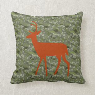 Deer Crossing Silhouette op Camo Kussen