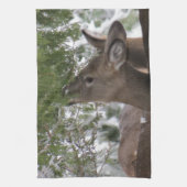 Deer Eating Cedar Branches Theedoek (Verticaal)