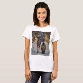 Deer & Fluffy Cat in a Snowy Christmas Forest  T-shirt (Voorkant volledig)