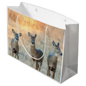 Deer in een veld large cadeautasje (Achterkant Gekanteld)