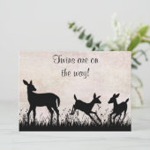 Deer in Meadow Twins Baby shower Uitnodiging (Staand voorkant)