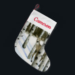 Deer in Snowfall Kleine Kerstsok<br><div class="desc">Deer in Snowfall II door Grace Popp. Een hert verbergt zich tussen bomen in een vreedzame wijnstreek.</div>