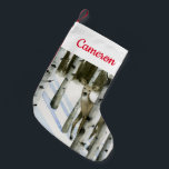 Deer in Snowfall Kleine Kerstsok<br><div class="desc">Deer in Snowfall II door Grace Popp. Een hert verbergt zich tussen bomen in een vreedzame wijnstreek.</div>