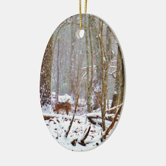 Deer in the snow, licking leg keramisch ornament (Links)