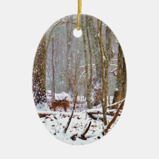 Deer in the snow, licking leg keramisch ornament (Voorkant)