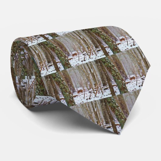 Deer in the snow, licking leg stropdas (Opgerold)