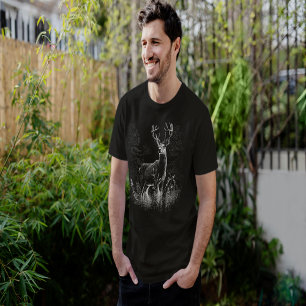 Deer met geweien die per gebied en boomNatuur word T-shirt