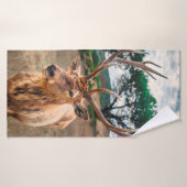 DEER OP BROWN GRASS-GEBIED ONDER GRAY CLOUDY SKY BADHANDDOEK (Badhanddoek)