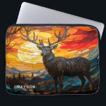 Deer Sunset Woodland Mountains Gepersonaliseerde n Laptop Sleeve<br><div class="desc">Deer Sunset Woodland Mountains Gepersonaliseerde naam Computer Laptop Sleeve Hoesje heeft een hert bij zonsondergang met bomen en bergen op de achtergrond in een glas-in-lood effect en gepersonaliseerd met jouw naam in de hedendaagse scripttypografie. Perfect als cadeau voor familie en vrienden voor verjaardagsfeestjes, kerstdagen, feestdagen, Vaderdag, broertje, echtgenoot, partner, beste...</div>