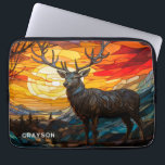 Deer Sunset Woodland Mountains Gepersonaliseerde n Laptop Sleeve<br><div class="desc">Deer Sunset Woodland Mountains Gepersonaliseerde naam Computer Laptop Sleeve Hoesje heeft een hert bij zonsondergang met bomen en bergen op de achtergrond in een glas-in-lood effect en gepersonaliseerd met jouw naam in de hedendaagse scripttypografie. Perfect als cadeau voor familie en vrienden voor verjaardagsfeestjes, kerstdagen, feestdagen, Vaderdag, broertje, echtgenoot, partner, beste...</div>