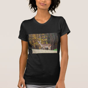 Deer voor de Gele Najaarboom T-shirt