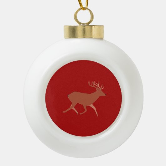 Deer Walking Festive Red Brown Achtergrond Keramische Bal Ornament (Voorkant)