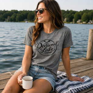 Deerwood Lake 1946 Klassiek meerleven Tri-Blend Shirt