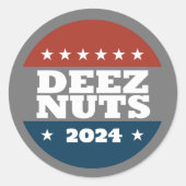DEEZ NUTS 2024 RONDE STICKER (Voorkant)