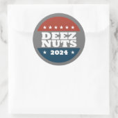 DEEZ NUTS 2024 RONDE STICKER (Tas)