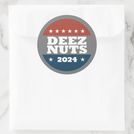 DEEZ NUTS 2024 RONDE STICKER (Tas)