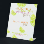 Definitieve Fiesta Margarita Bar Tequila Tabel Reclamebord Met Voetstuk<br><div class="desc">Viel je Bachelorette met een finale Fiesta! Dit leuke en heldere margarita barbord heeft een moderne typografie met neonkleuren op een schone witte achtergrond om het feest op gang te brengen! Alle tekst van het gebeurtenisdetail is editable, kunt u in uw eigen informatie zetten door de "personalize"knoop te klikken. Vergeet...</div>