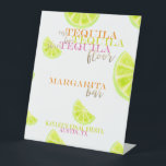 Definitieve Fiesta Margarita Bar Tequila Tabel Reclamebord Met Voetstuk<br><div class="desc">Viel je Bachelorette met een finale Fiesta! Dit leuke en heldere margarita barbord heeft een moderne typografie met neonkleuren op een schone witte achtergrond om het feest op gang te brengen! Alle tekst van het gebeurtenisdetail is editable, kunt u in uw eigen informatie zetten door de "personalize"knoop te klikken. Vergeet...</div>