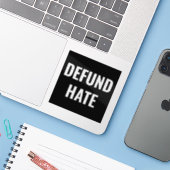 "Defund Hate" stop haat zwarte witte Sticker (Laptop met iPhone)