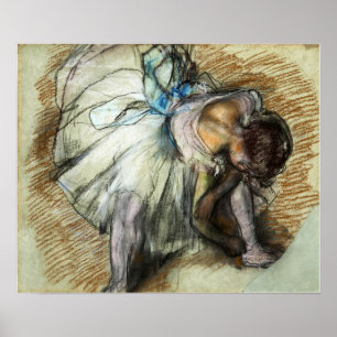 Degas - Dancer past haar schoen aan Poster