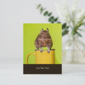 Degu die op een Mok zit Briefkaart (Staand voorkant)