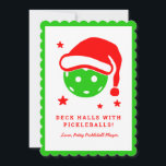 Dek de Zalen met Pickleballs Kerstmis Feestdagenkaart<br><div class="desc">Deze kerst pickleball kaart maakt een perfect cadeau voor elke pickleball liefhebber. De voorkant heeft een groene pickleball met een kerstmuts en tekst die zegt: "Deck the Halls with Pickleballs". Op de achterkant van het ontwerp is een HO HO HO-afbeelding te zien, waarbij de letter O wordt vervangen door een...</div>