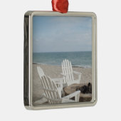 dekhuis met adirondack-stoelen en metalen ornament (Rechts)