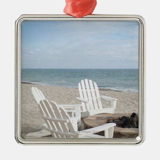 dekhuis met adirondack-stoelen en metalen ornament (Voorkant)