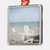 dekhuis met adirondack-stoelen en metalen ornament (Links)