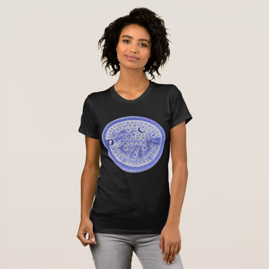 Deksel watermeter in blauw t-shirt (Voorkant volledig)