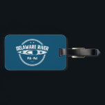 Delaware River Kayaking Bagagelabel<br><div class="desc">De grootste vrijstromende rivier in het oosten van de Verenigde Staten,  de Delaware rivier loopt voorbij bossen,  landbouwgronden en dorpen,  en het verbindt ook enkele van de dichtstbevolkte gebieden in Amerika.</div>