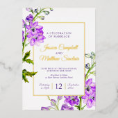 Delfinum paarse bloemen en gouden zomerbruiloft folie uitnodiging (Voorkant)