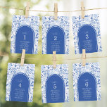 Delft Blauw Chinoiserie Zitplaats Grafiek Tafel Nu Kaart<br><div class="desc">Dit elegante ontwerp bevat elegante delftsblauwe en witte chinoiserie botanische bloemen en vogels,  aangevuld met moderne typografie.</div>